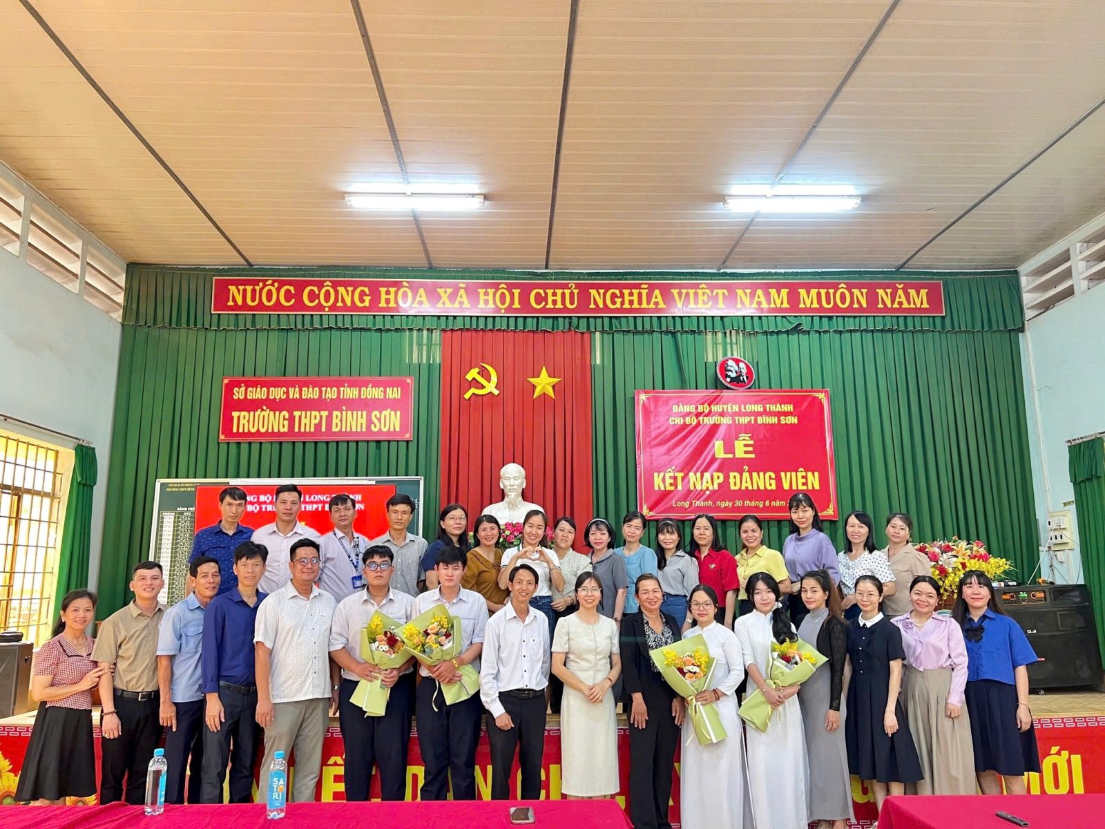 Lễ kết nạp các Đoàn viên ưu tú vào Đảng cộng sản Việt Nam tại trường THPT Bình Sơn